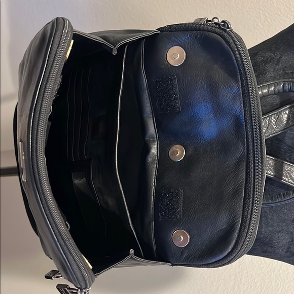 Elegant Black Leather Backpack - Picture 4 of 4